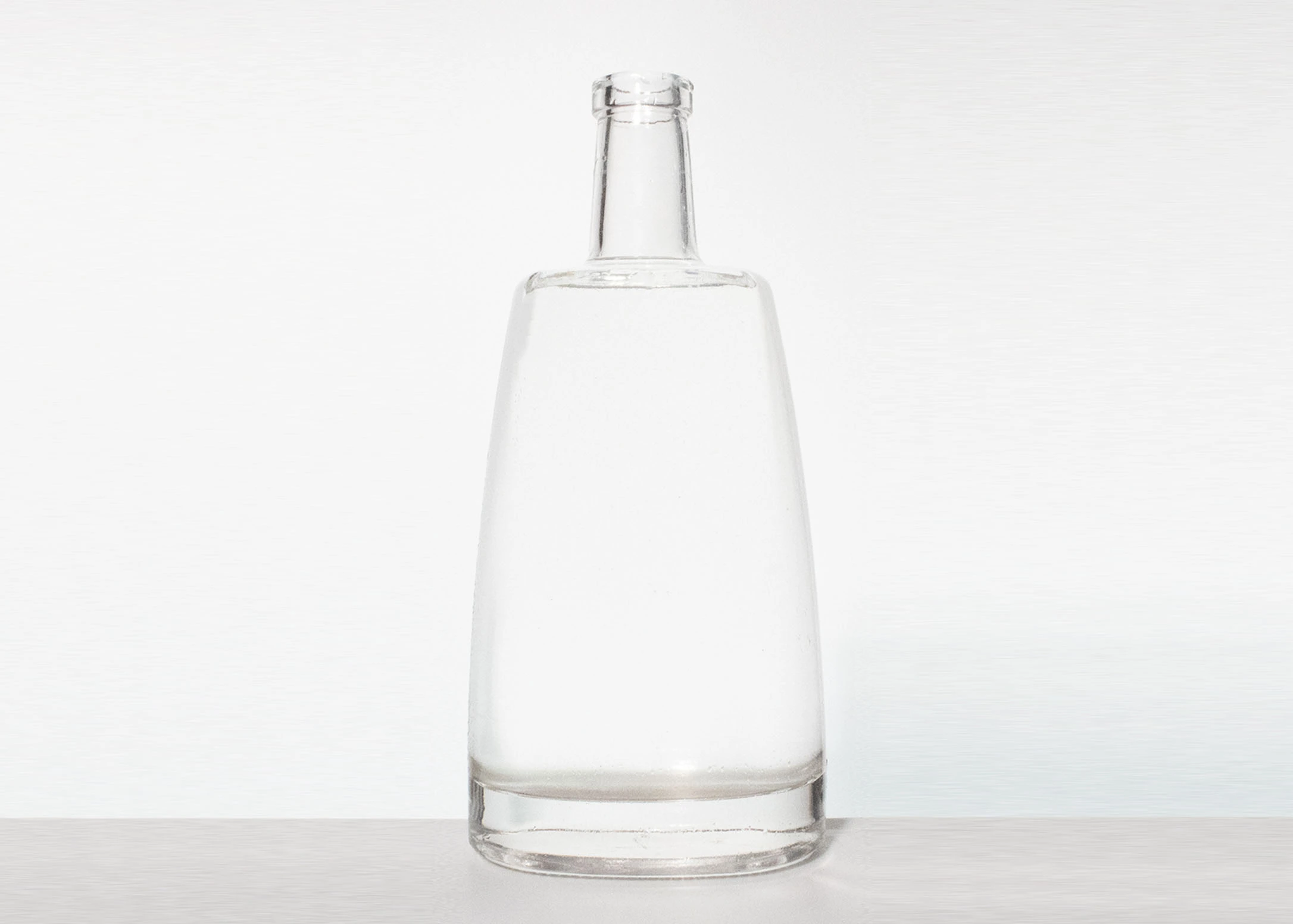 premium oval bottom whiskey decanter 1